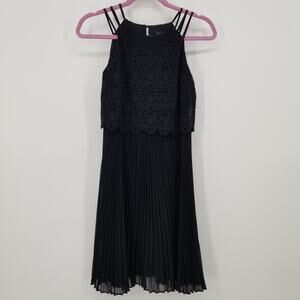 White House Black Market‎ Crochet Lace Dress 00 Sleeveless Pleated Skirt Black